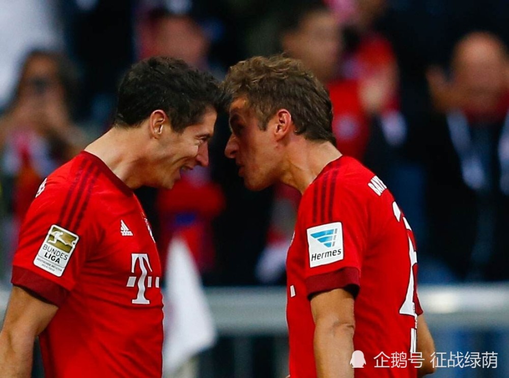  莱万梅开二度助球队登顶积分榜  