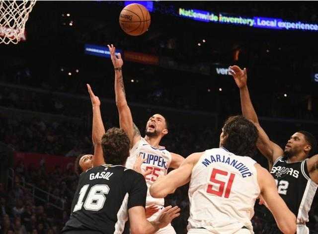  欧文末节连得10分救主，独行侠客场险胜马刺保留希望